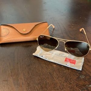 Polarized Ray-Ban aviators with brown lens. Comes with case and cleaning cloth.